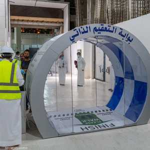 تعمل بوابات على تعقيم الأشخاص بالرذاذ المطهر