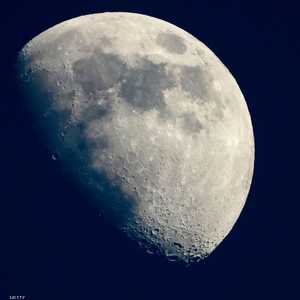 انبعاثات أيونات الكربون تغطي سطح القمر بأكمله