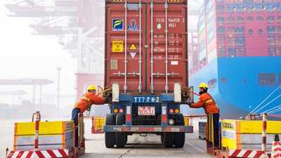 صادرات الصين تسجل أسوأ تراجع منذ فبراير بفعل الرسوم الجمركية