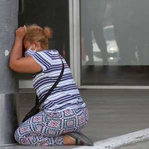 تبكي أحد أقاربها الذين توفوا من جراء كورونا