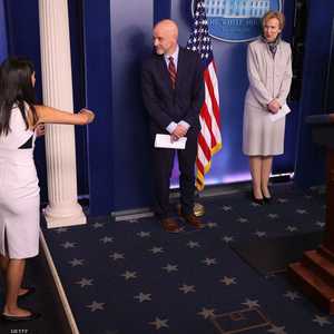 كاتي ميلر (إلى اليسار) خلال الإعداد لمؤتمر صحفي