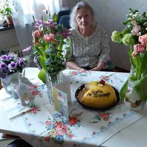 الجدة السعيدة