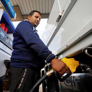 سيارة تتزود بالوقود في القاهرة.