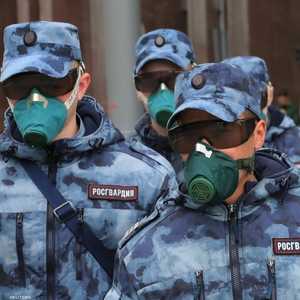 عناصر قوة أمنية روسية يرتدون الأقنعة الواقية