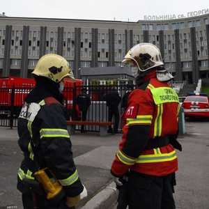 رجال إطفاء روس في محيط المستشفى