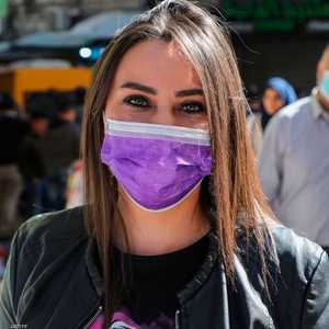 فتاة فلسطينية ترتدي كمامة واقية من كورونا في مدينة رام الله