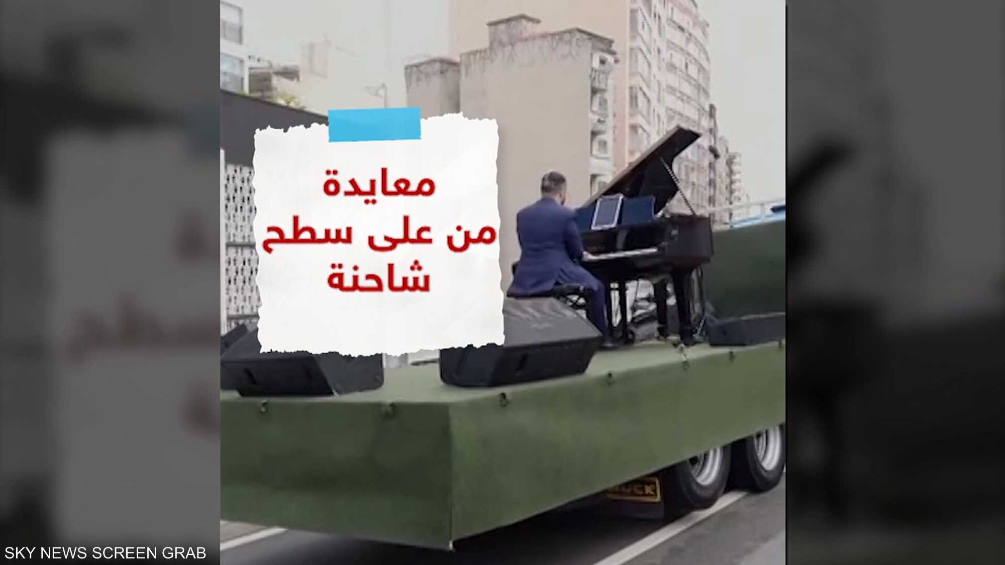 برازيلي يعزف الموسيقى للأمهات في عيدهن