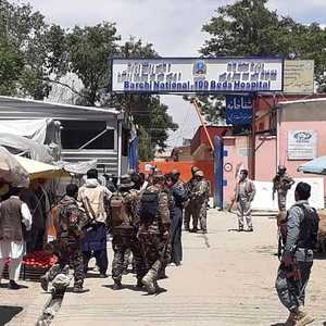 عناصر الأمن أمام المستشفى التي تعرضت لهجوم في كابول