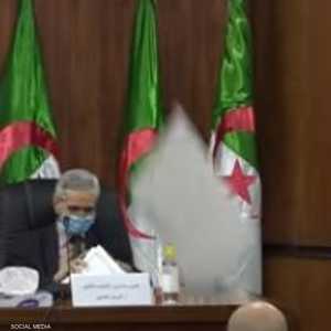 لحظة سقوط اللوح قرب الوزير الجزائري
