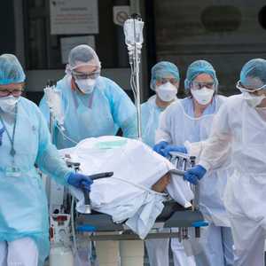 طاقم طبي يسعف مصاب بكورونا