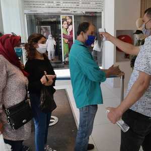 تخفف الحكومة تدريجيا إجراءات العزل العام