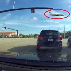 الطائرة لحظة سقوطها