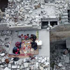 عائلة سورية تتناول وجبة الإفطار في رمضان
