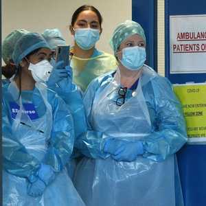 عاملات بهيئة الصحة العامة في إنجلترا.