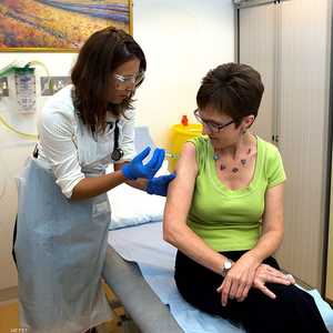 أول متطوعة تحصل على اللقاح مع بدء التجارب على البشر