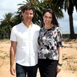 رئيسة الوزراء جاسيندا أرديرن وخطيبها كلارك غيفورد.