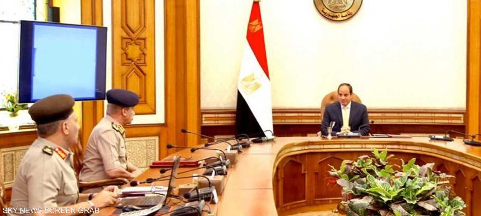 الرئيس المصري في اجتماع للوقوف على الأوضاع الأمنية في بلاده