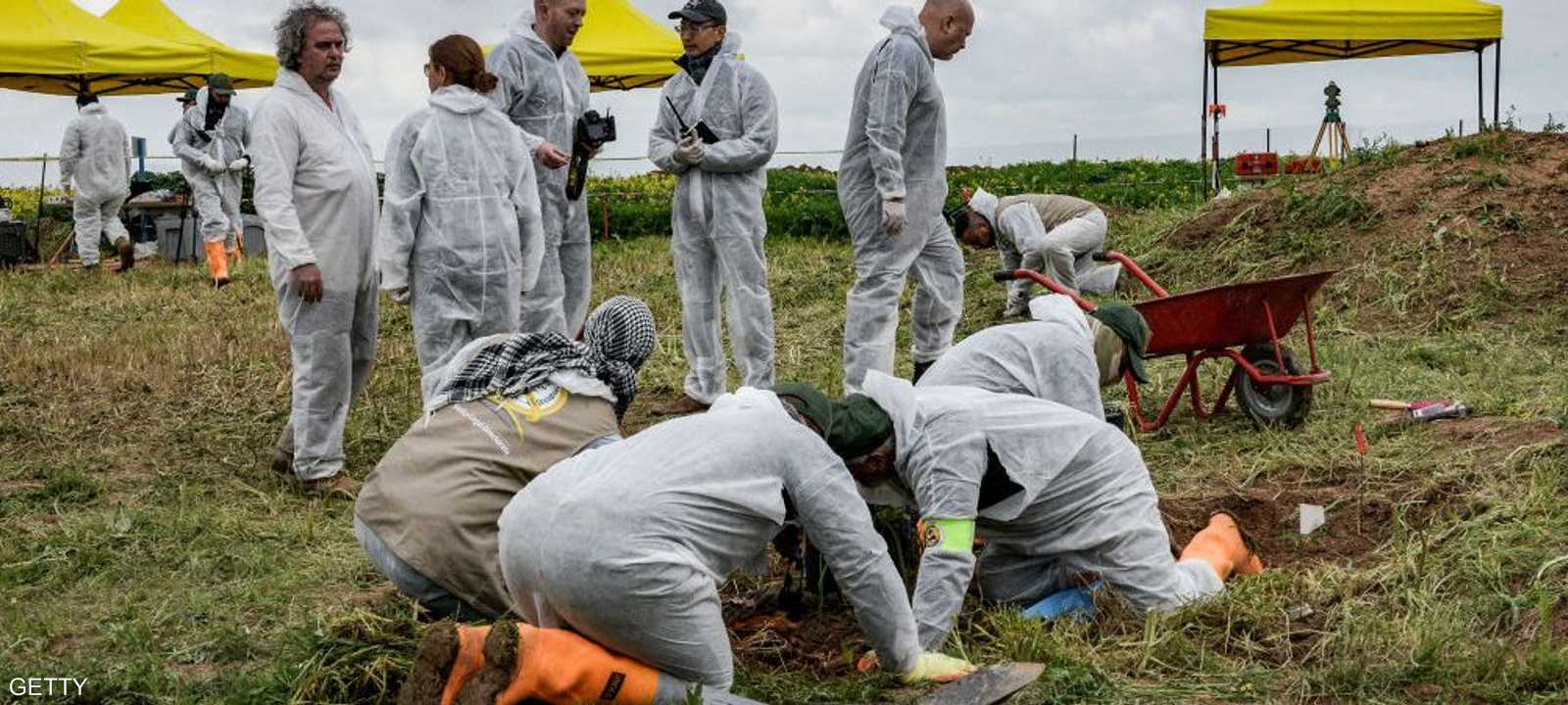 فريق خبراء يجمع عينات من قبر جماعي لضحايا داعش في العراق