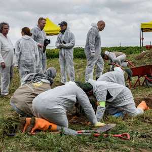 فريق خبراء يجمع عينات من قبر جماعي لضحايا داعش في العراق