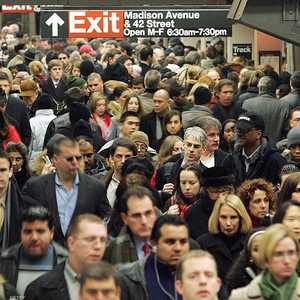 نقلت القطارات 5.5 مليون شخص في اليوم السابق لفرض العزل.