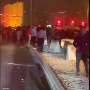 عمال يتظاهرون في قطر احتجاجا على تأخر رواتبهم