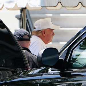 ترامب خلال توجهه لنادي الغولف