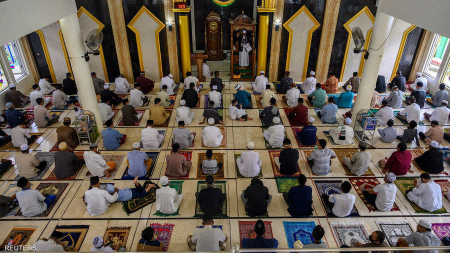 كذلك سمحت إندونيسيا بصلاة العيد شريطة المحافظة على الابتعاد الاجتماعي.