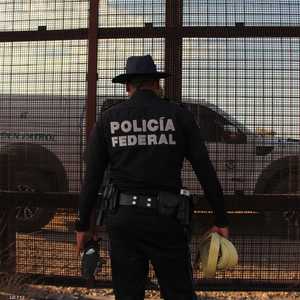 رجل من عناصر الشرطة الفدرالية المكسيكية