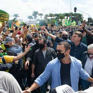 الرئيس البرازيلي جايير بولسونارو وسط أنصاره