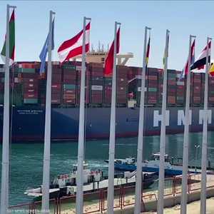 أكبر سفينة حاويات في العالم تعبر قناة السويس