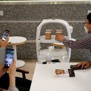 يضم الروبوت تقنية للقيادة الذاتية داخل المقهى