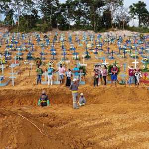 قبور حفرت على عجل لضحايا كورونا في البرازيل