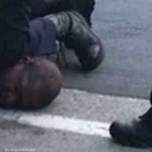 رقبة الضحية تحت ركبة الضابط