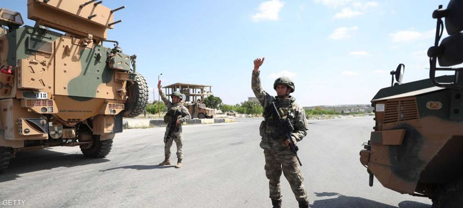 جنديان تركيان على طريق "إم4" السريع في سوريا - أرشيفية