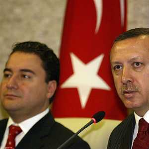 باباجان: أردوغان دمّر ديمقراطية البلاد