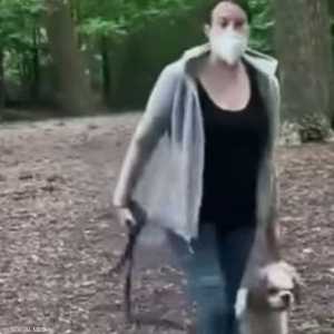 مشهد من الفيديو الذي يظهر عنصرية امرأة بيضاء في نيويورك