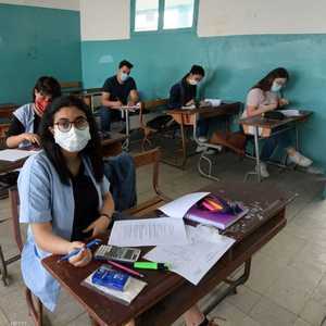 بالكتاب والكمامة.. طلاب الثانوية يعودون للمدارس في تونس
