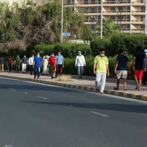 أشخاص يمارسون رياضة المشي في الكويت