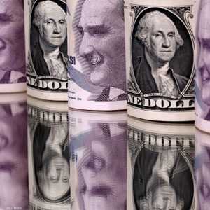 أوراق نقدية لليرة التركية والدولار الأميركي.