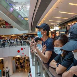 مظاهرة في مركز تسوق ضد تشريع للأمن القومي في هونغ كونغ.