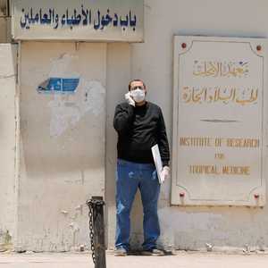 رجل يضع كمامة للوقاية من فيروس كورونا في القاهرة.