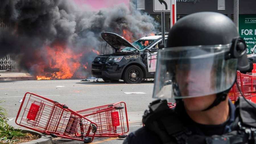 إحراق سيارات شرطة في لوس أنجلوس
