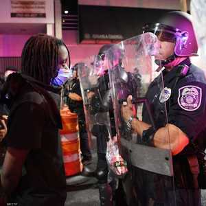 رجال الشرطة في مواجهة متظاهرين بأميركا