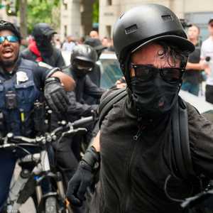 يظهر أعضاء الحركة الرئيسيين في الغالب وهم ملثمين