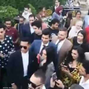 رمضان يظهر "من دون كمامة" في حفل زفاف شقيقته