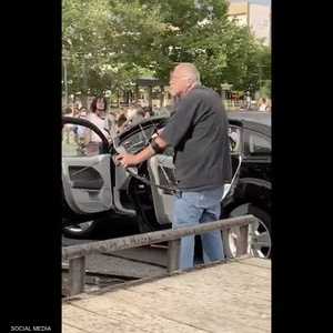 رجل حاول التصدي للمظاهرات بقوس وسهم