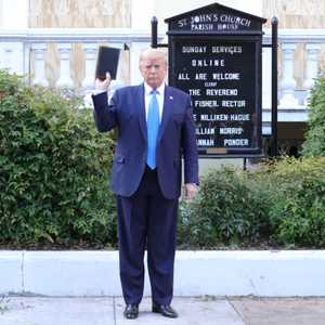 ترامب رفع الكتاب المقدس أمام كنيسة بجوار البيت الأبيض