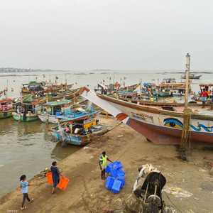 مومباي على موعد مع إعصار عات قادم من بحر العرب