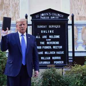 ترامب يحمل الإنجيل أمام كنيسة القديس يوحنا