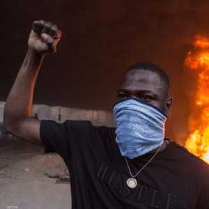 رجل من أصول أفريقية يحتج على مقتل فلويد